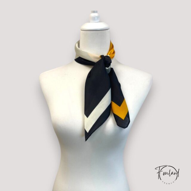 Foulard carré orange, tissu confortable