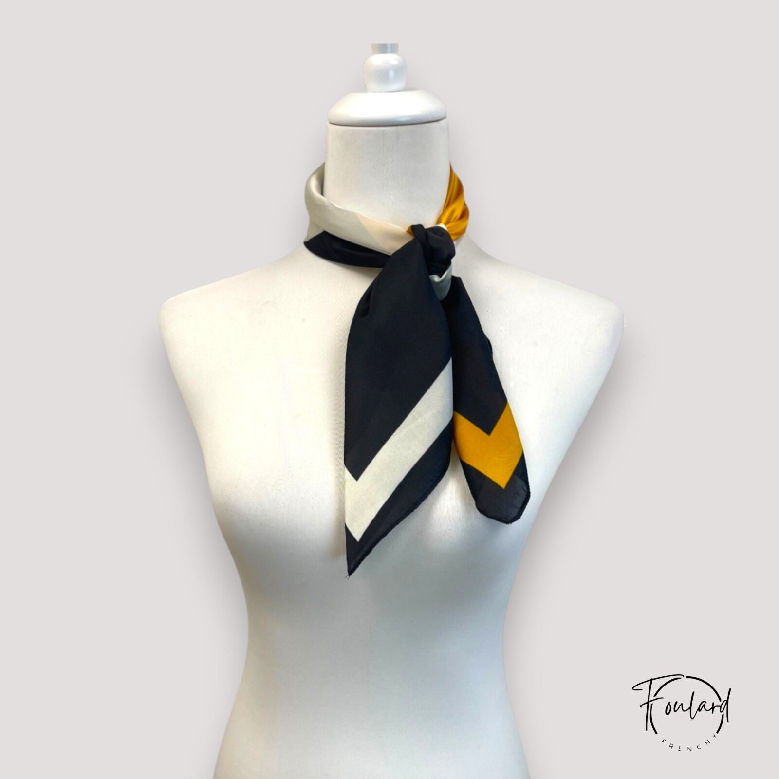 Foulard carré orange, tissu confortable