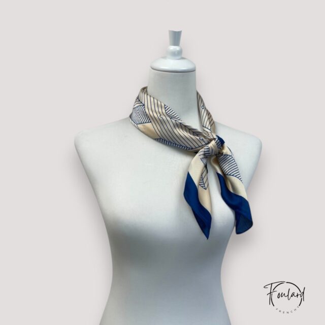 Foulard carré rose, tissu fin