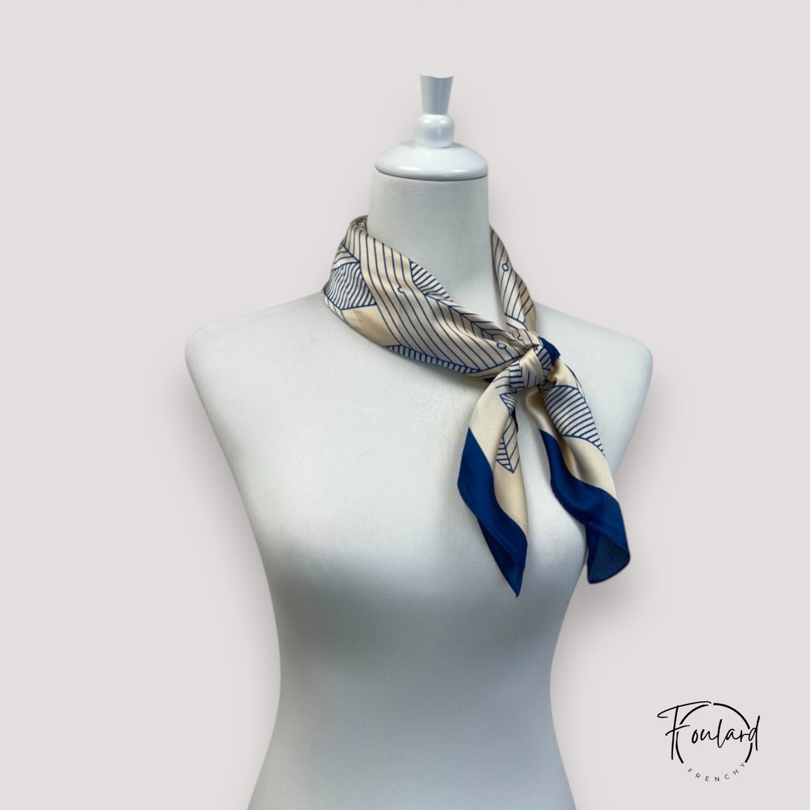 Foulard carré rose, tissu fin