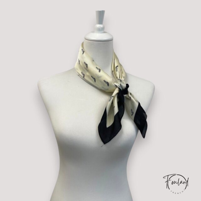 Foulard carré blanc, tissu fin