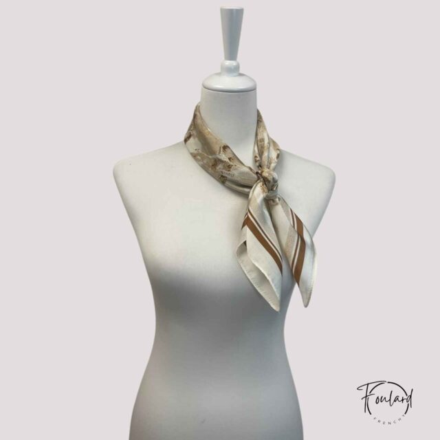 Foulard carré imprimé paysage vintage, beige et caramel