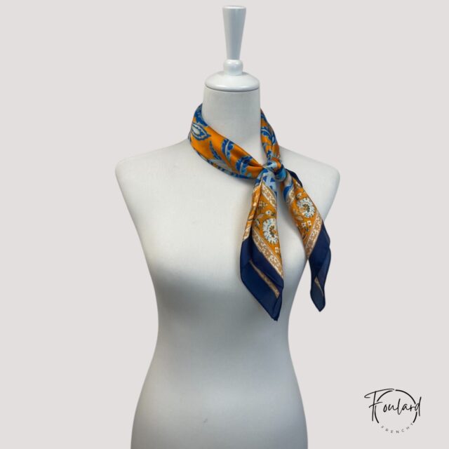 Foulard carré imprimé floral oriental, bleu et orange
