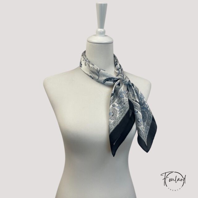 Foulard carré motif floral baroque