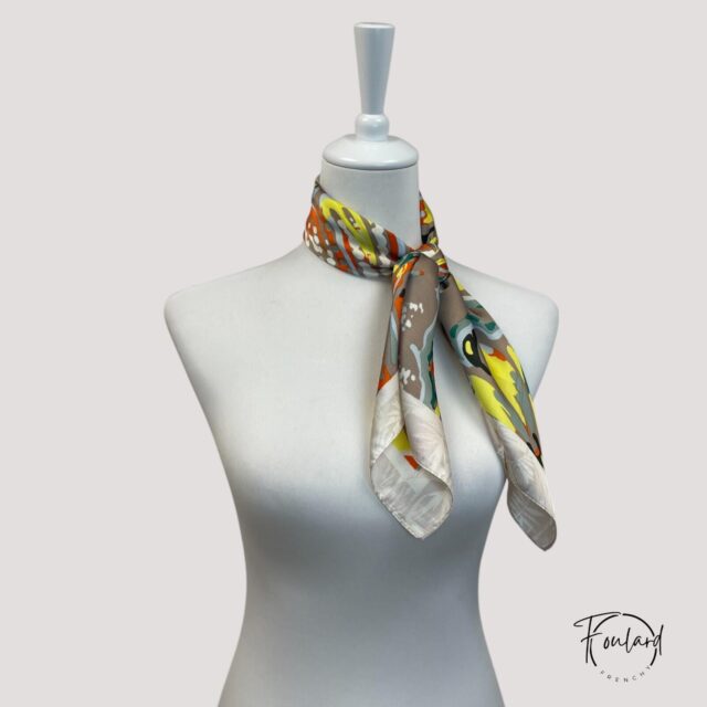 Foulard carré motif papillon, fond taupe et ivoire