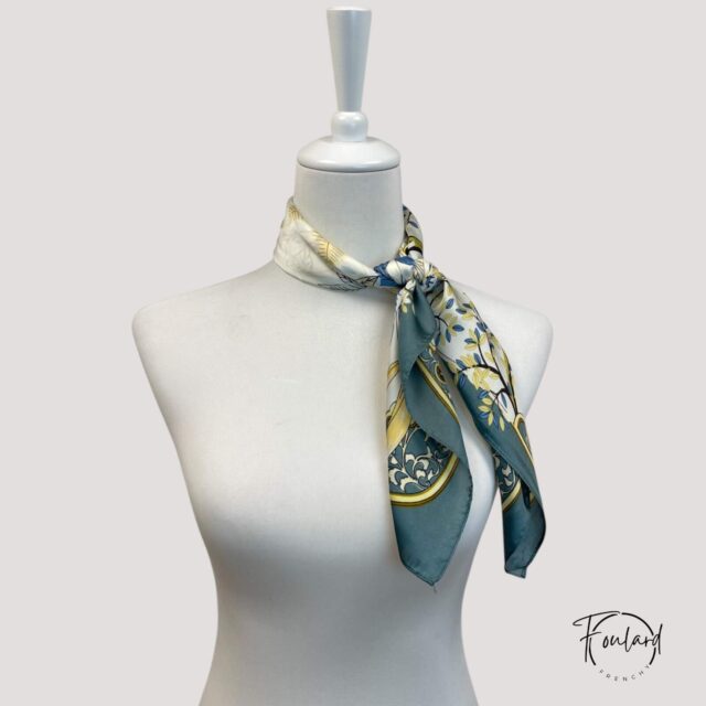 Foulard carré évasion poétique, accents floraux