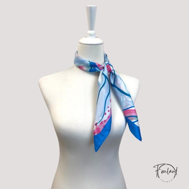 Foulard carré imprimé abstrait, pastel et bleu intense