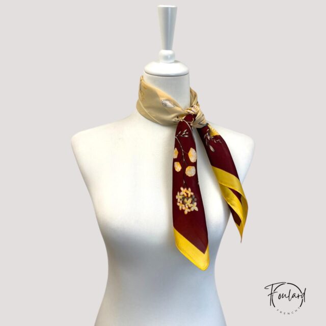 Foulard carré harmonie florale, bordeaux