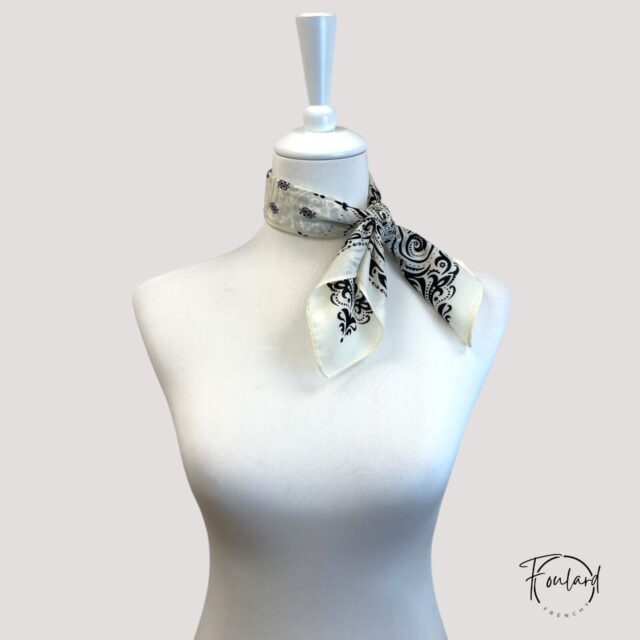 Foulard carré style bandana, noir et écru