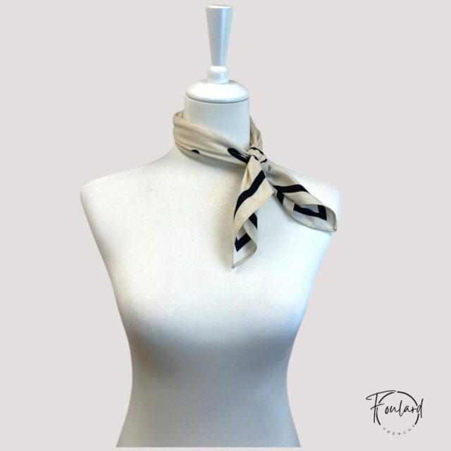 Foulard carré motif nœud noir, fond écru