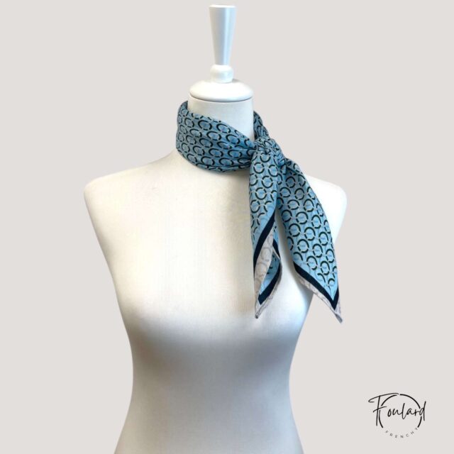 Foulard carré motif cercle noir, fond bleu glacier