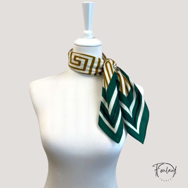 Foulard carré motif graphique, vert sapin et doré