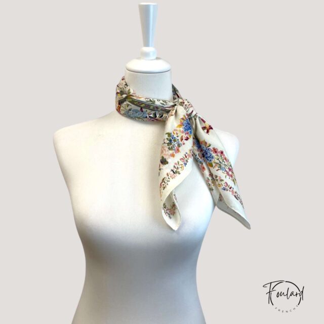 Foulard carré esprit bucolique, charme d'antan