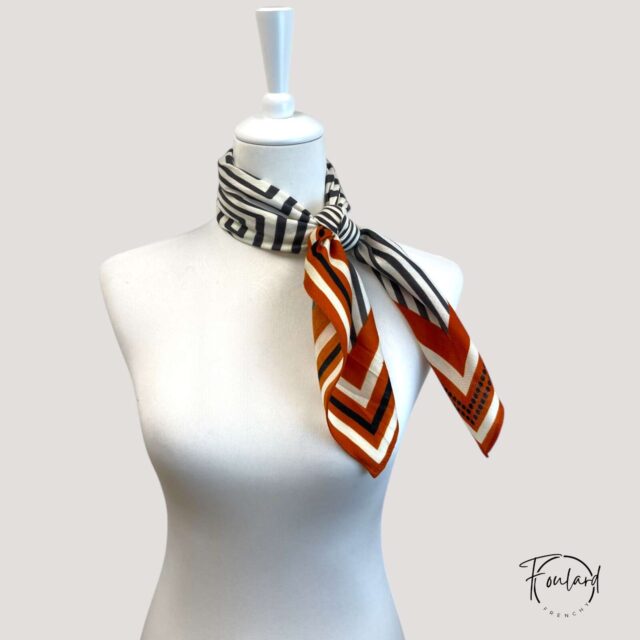 Foulard carré rayures graphiques, noir et rouille
