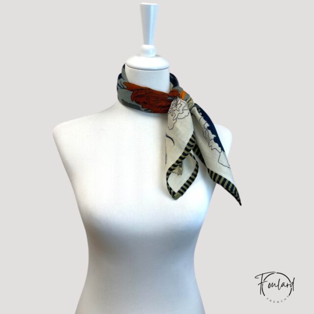 Foulard carré motif floral artistique, ocre et bleu