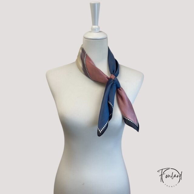 Foulard carré rose poudré et bleu marine