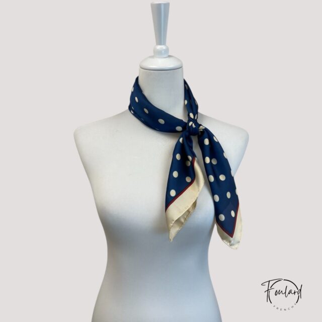Foulard carré pois crème, fond bleu marine