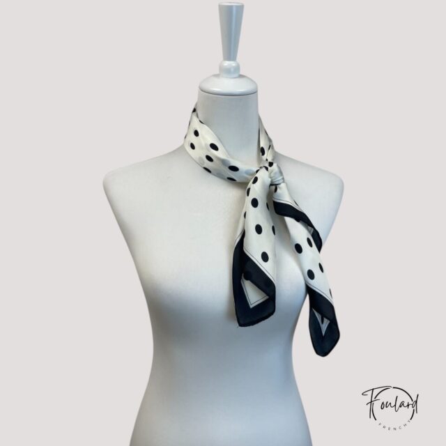 Foulard carré pois noirs, fond blanc cassé