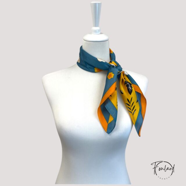 Foulard carré imprimé floral, jaune safran et bleu canard