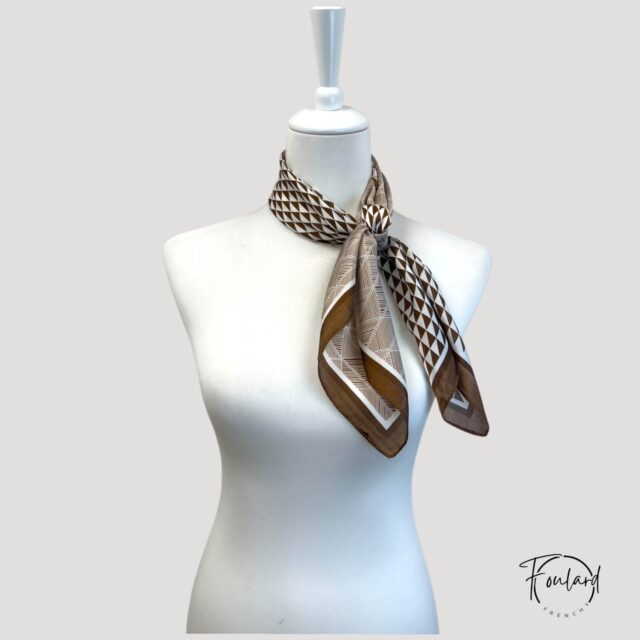 Foulard carré motif géométrique