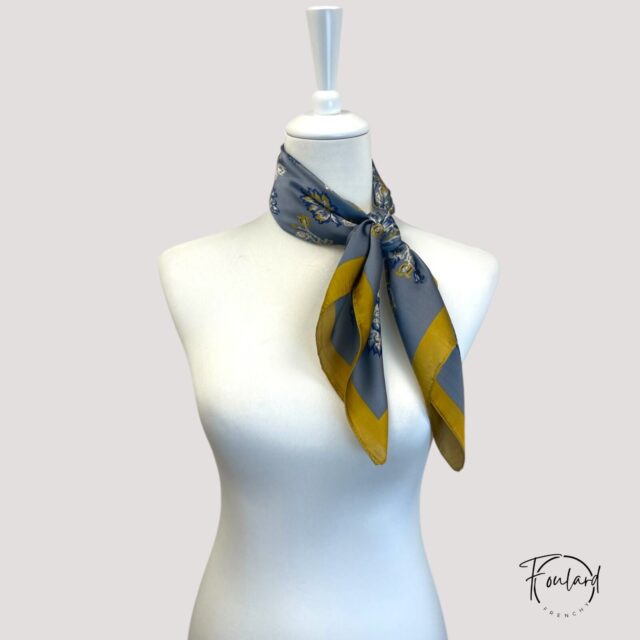 Foulard carré motif floral bleu et jaune, fond gris bleuté