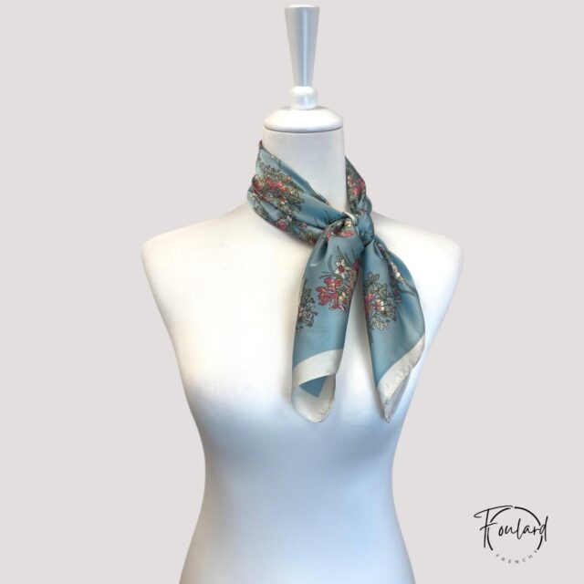 Foulard carré imprimé floral romantique, fond bleu ciel