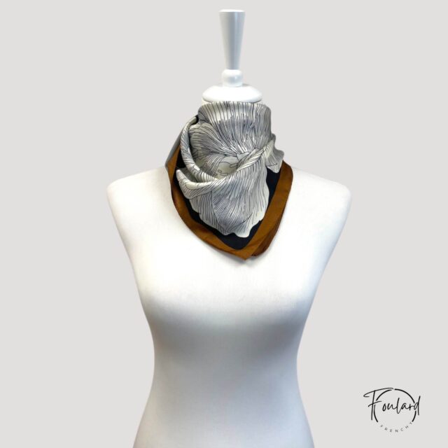 Foulard carré fleur oversize esquissée, style graphique