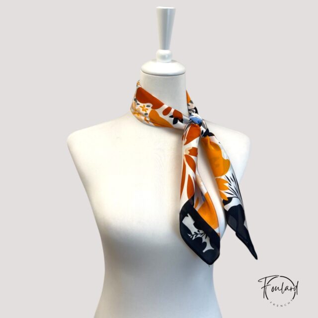 Foulard carré motif floral stylisé, orange, blanc et noir
