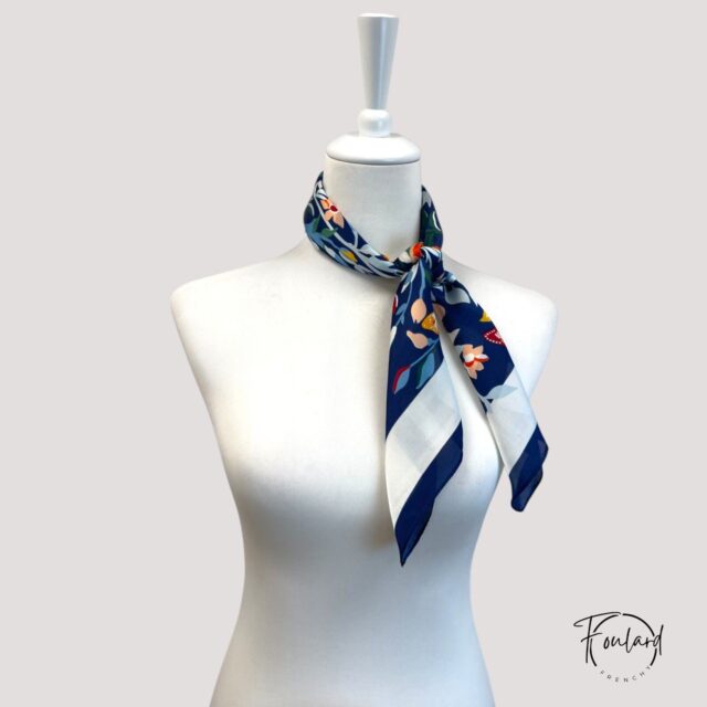 Foulard carré motif floral coloré et papillons