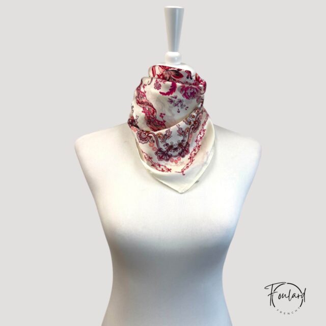 Foulard carré motif floral baroque, fuchsia et orange