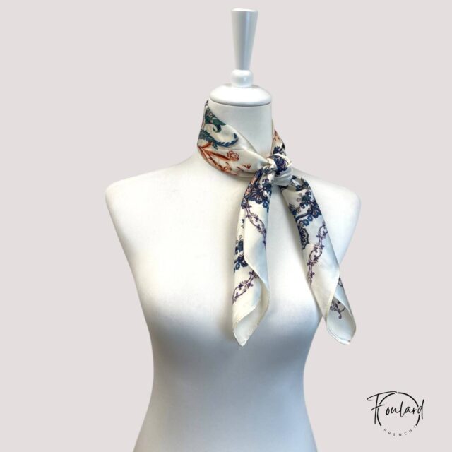Foulard carré motif floral baroque, bleu cuivré et violet