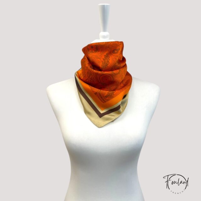 Foulard carré motif cachemire, orange brûlé