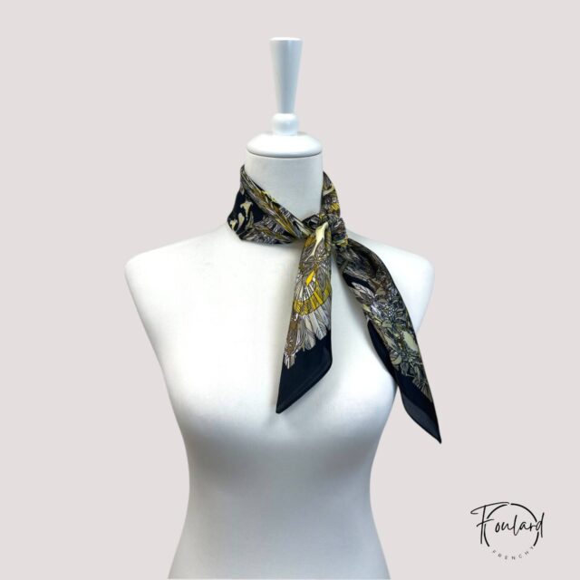Foulard carré motif plumes dorées, fond noir