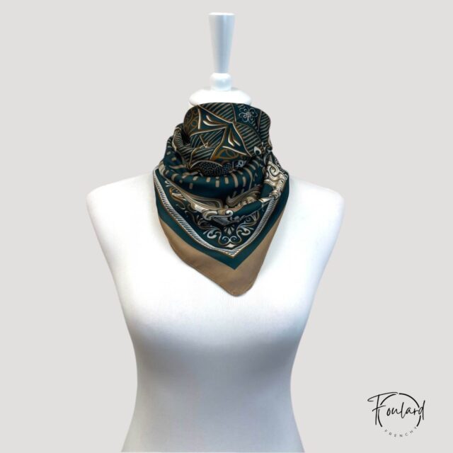 Foulard carré motif baroque, vert forêt et camel