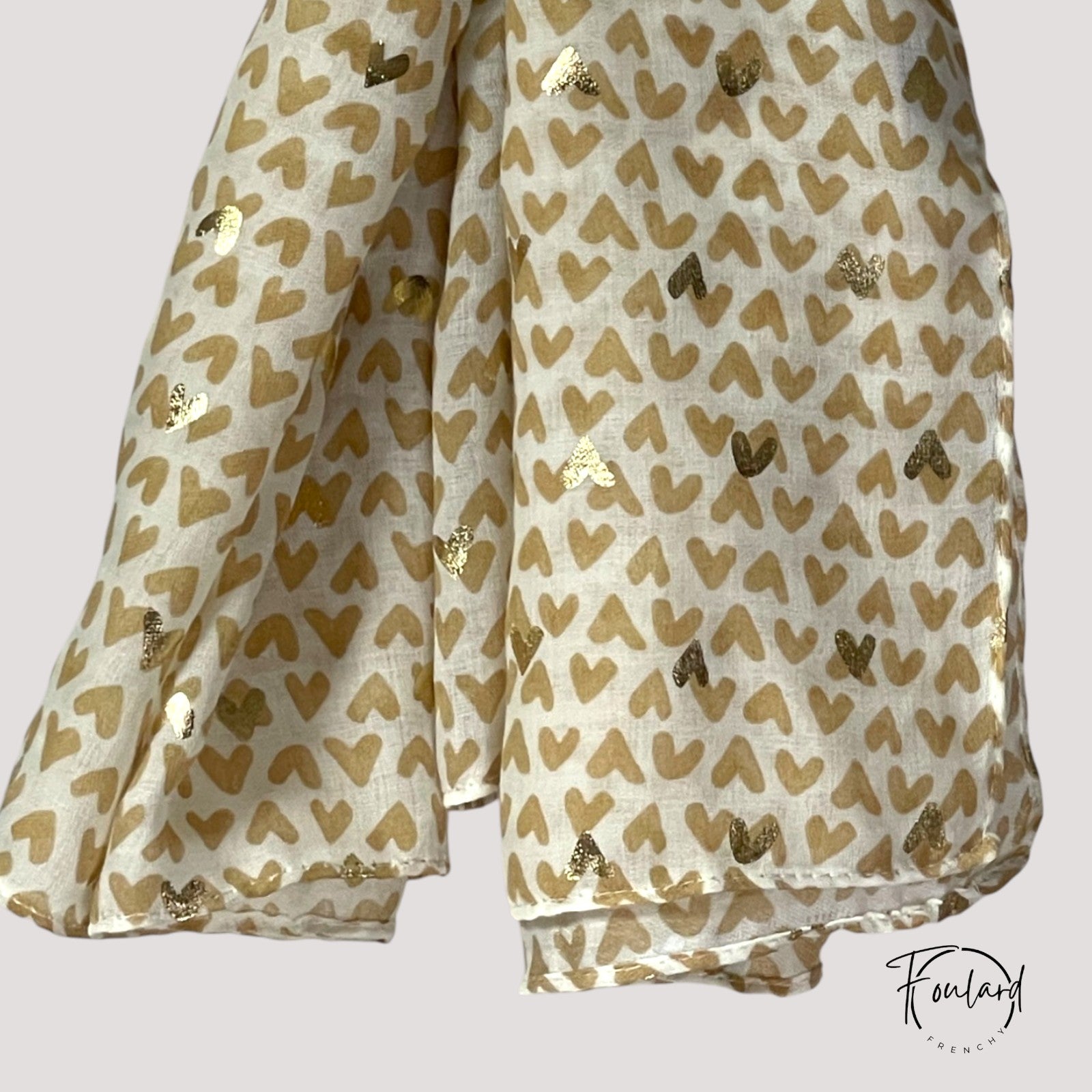Foulard beige, motif cœur doré – Image 4
