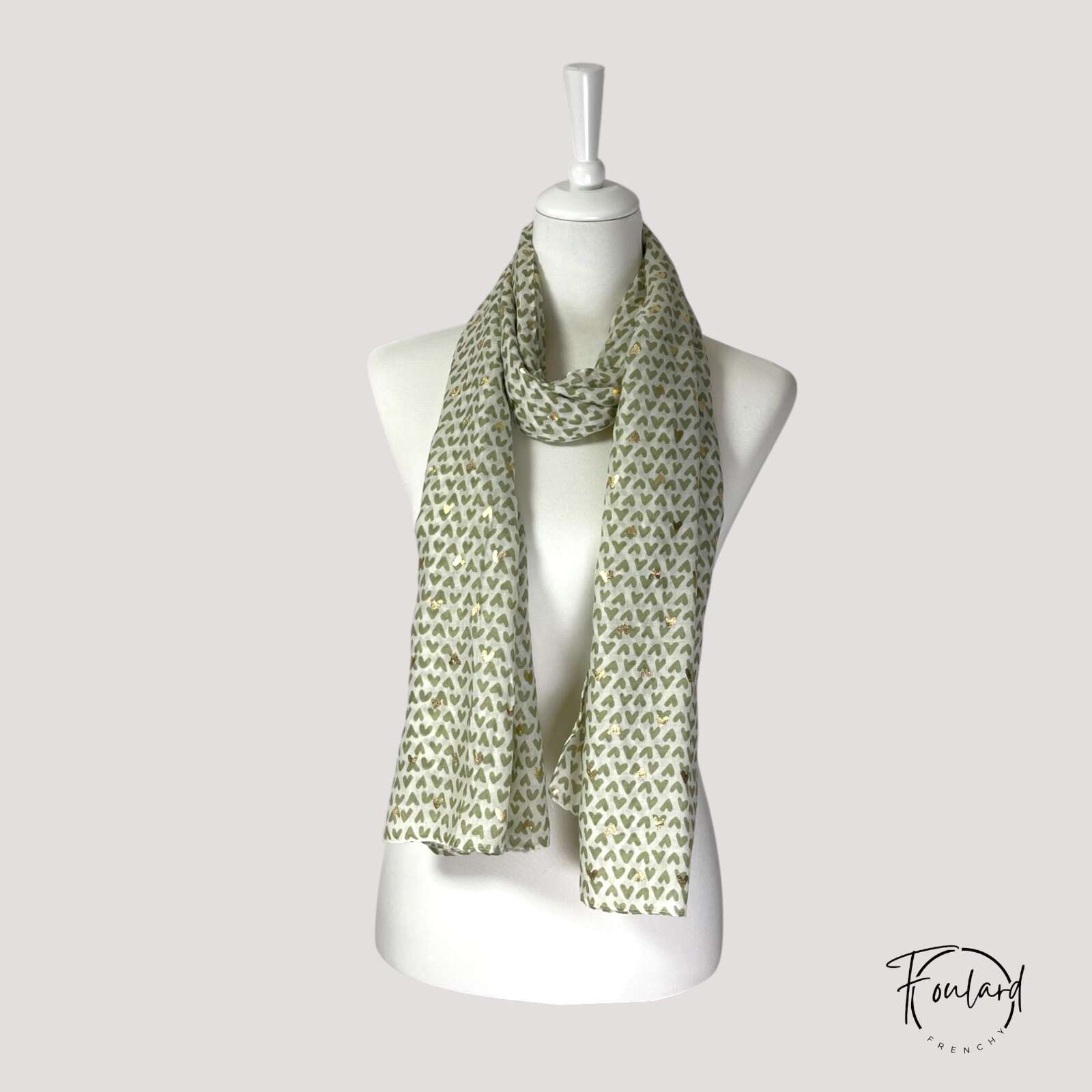 Foulard vert clair, motif cœur doré – Image 3