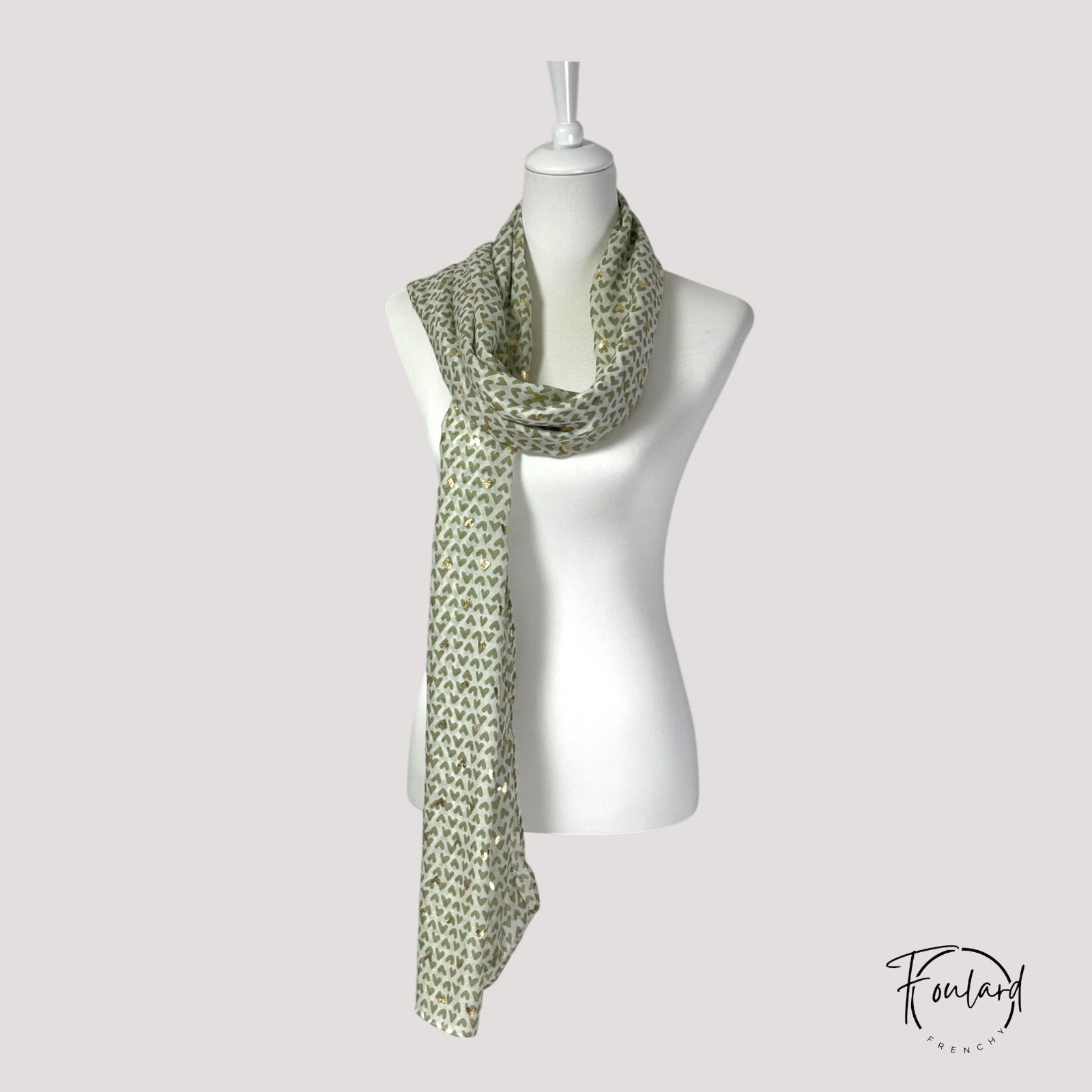 Foulard vert clair, motif cœur doré – Image 2