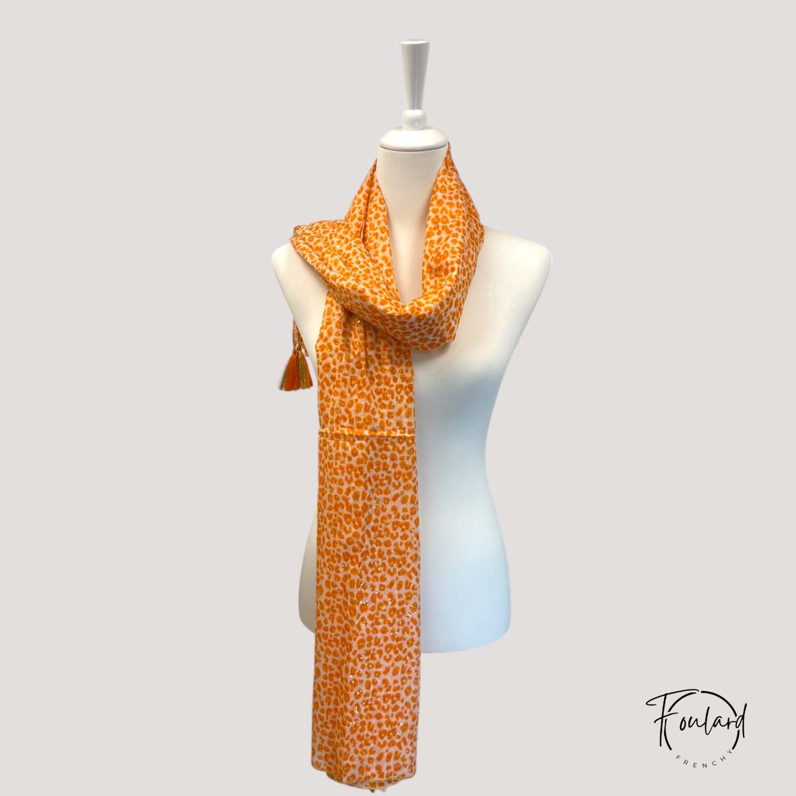 Foulard orange, imprimé léopard doré – Image 4