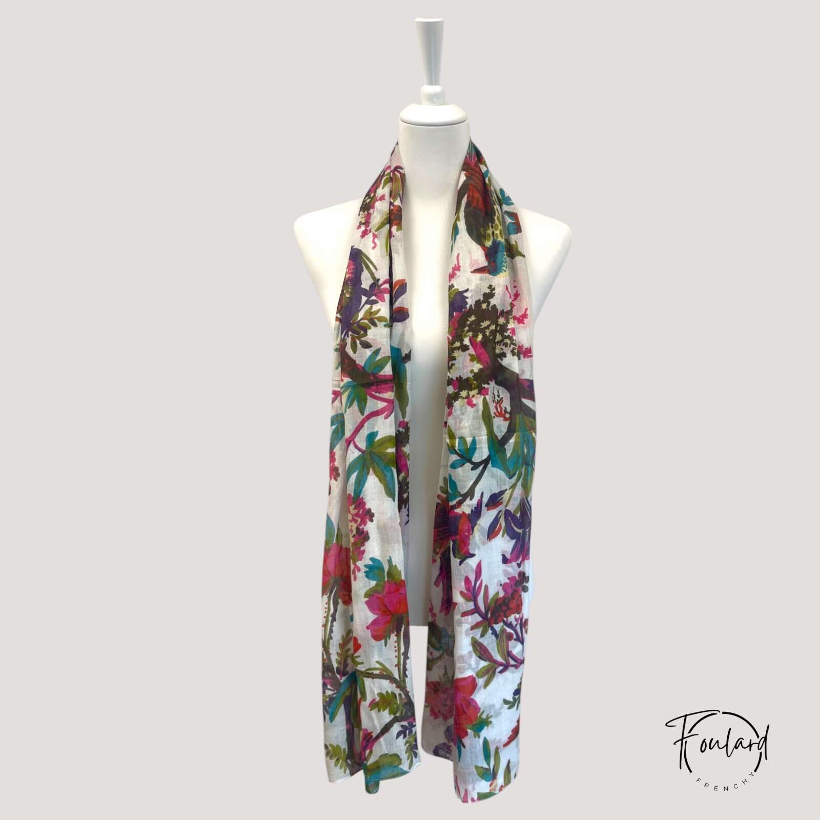 Foulard motif oiseau et fleurs – Image 4