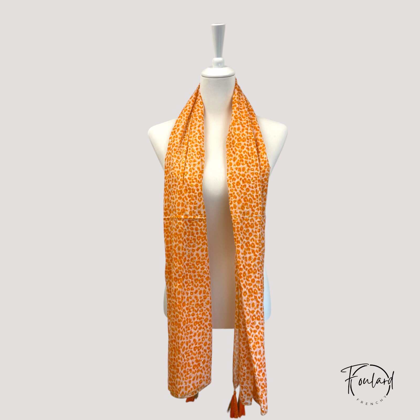 Foulard orange, imprimé léopard doré – Image 3