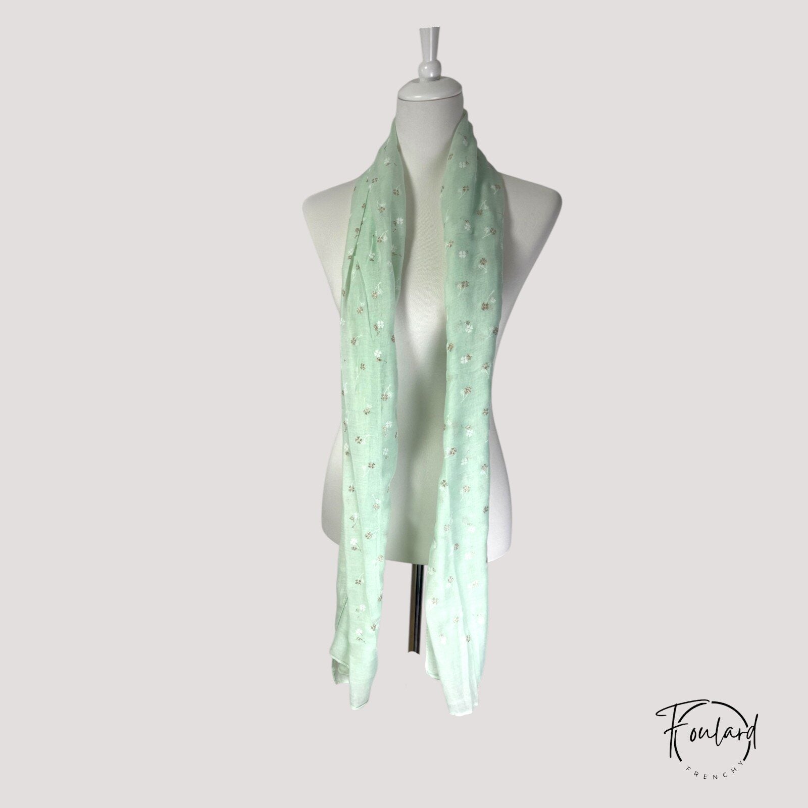 Foulard vert d'eau, fleurs dorées – Image 3