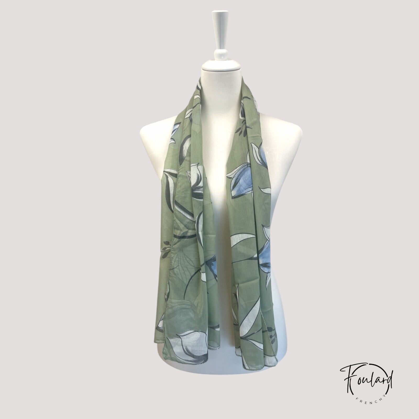 Foulard vert sauge, fleurs bleues – Image 3