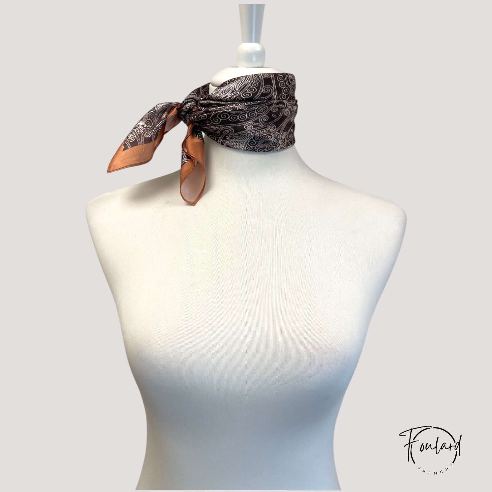 Foulard carré en soie chic, allure raffinée – Image 4