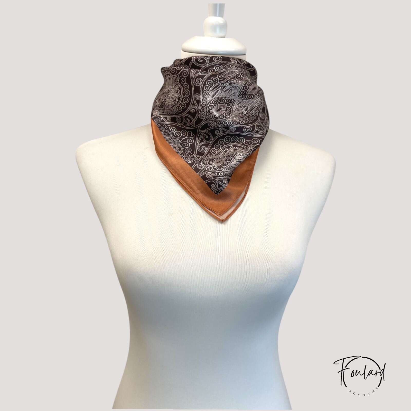 Foulard carré en soie chic, allure raffinée – Image 2