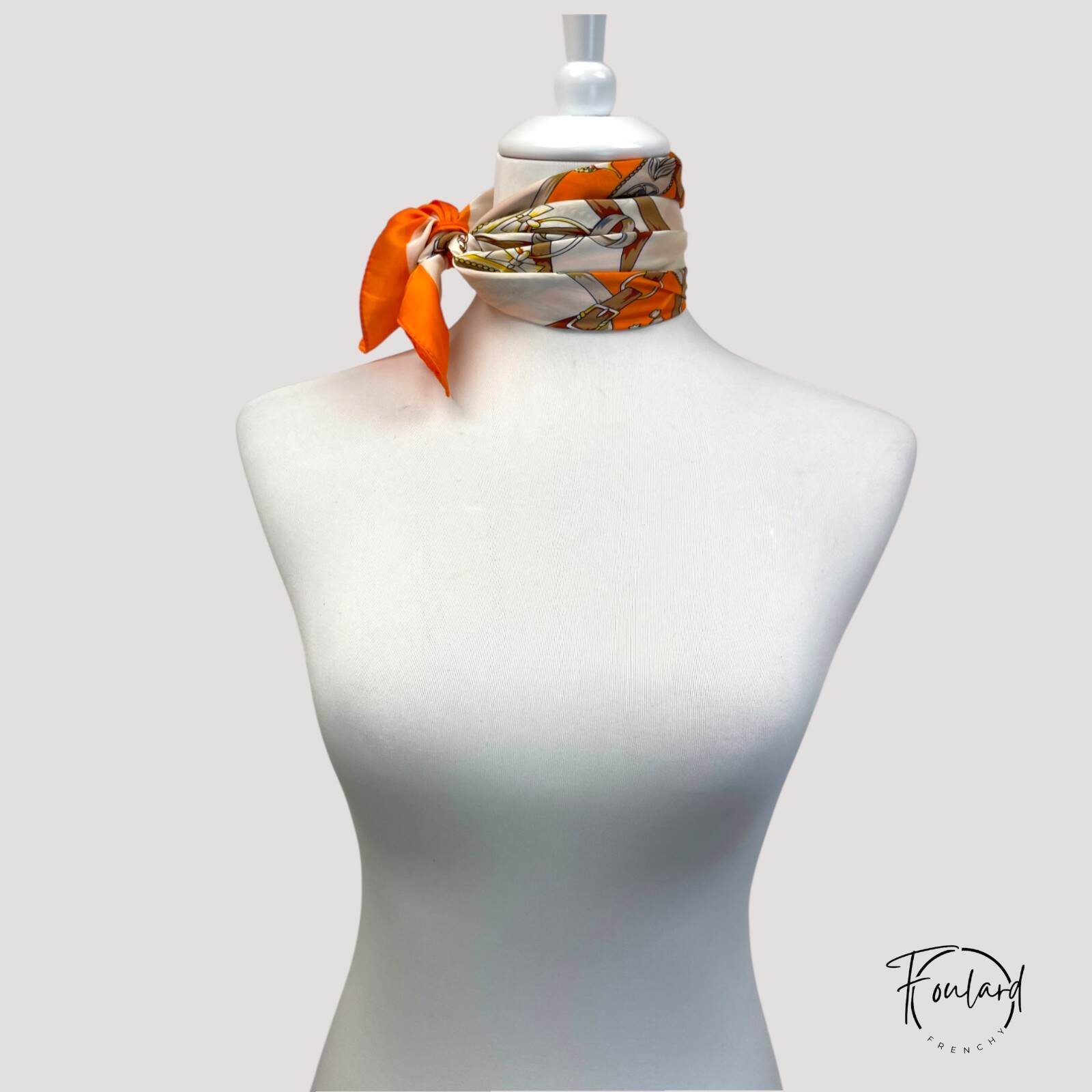 Foulard carré orange, tissu fin – Image 3
