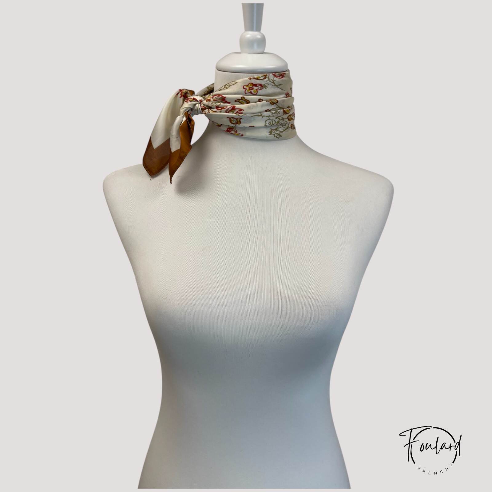Foulard carré brun, tissu fin – Image 2