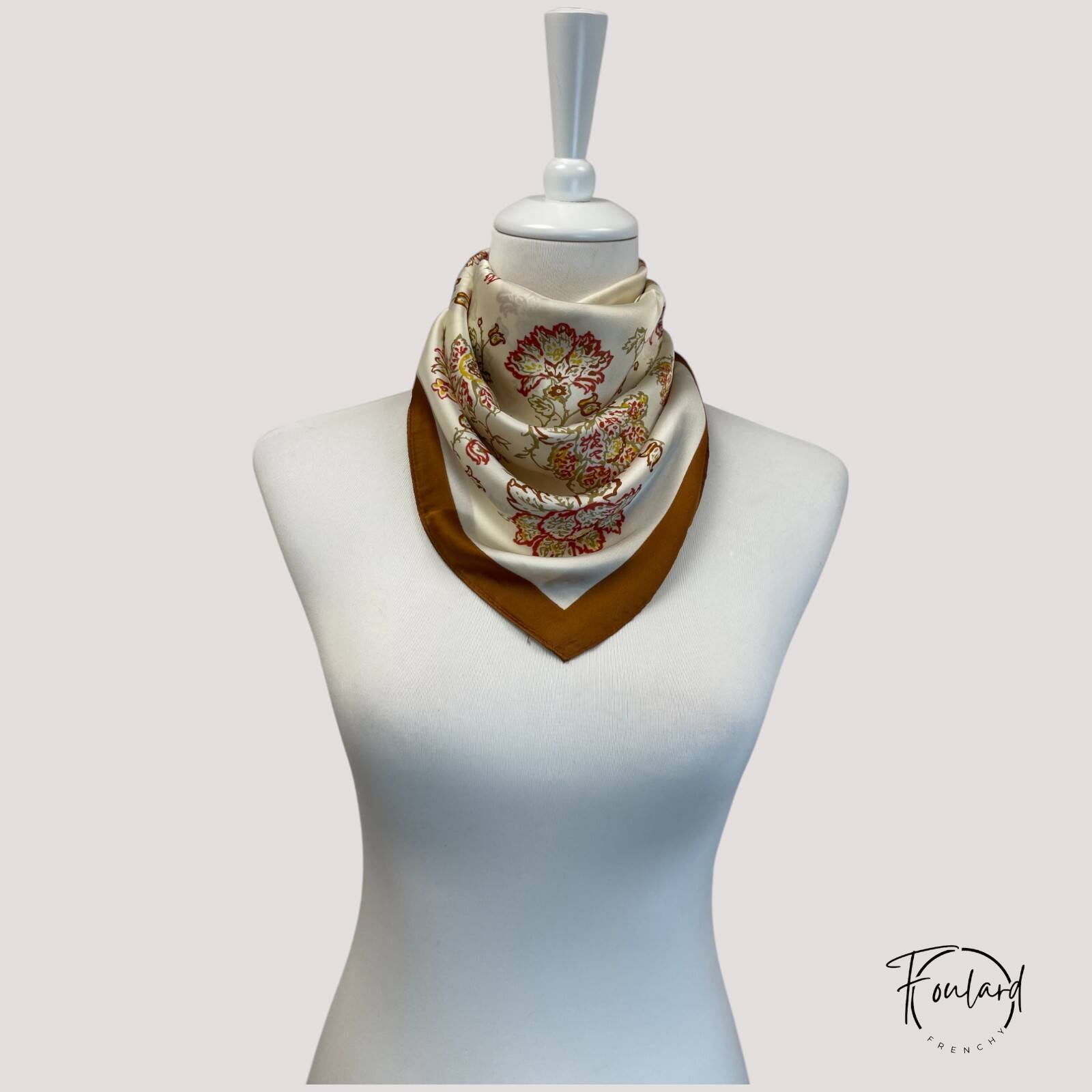 Foulard carré brun, tissu fin – Image 4