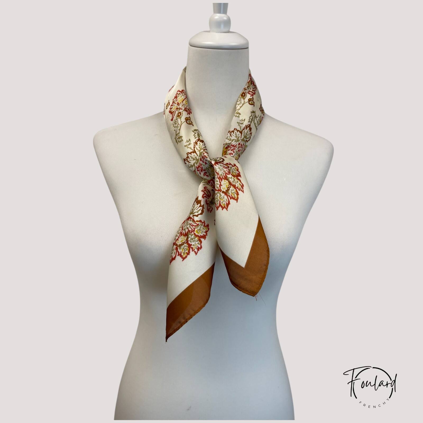 Foulard carré brun, tissu fin – Image 3