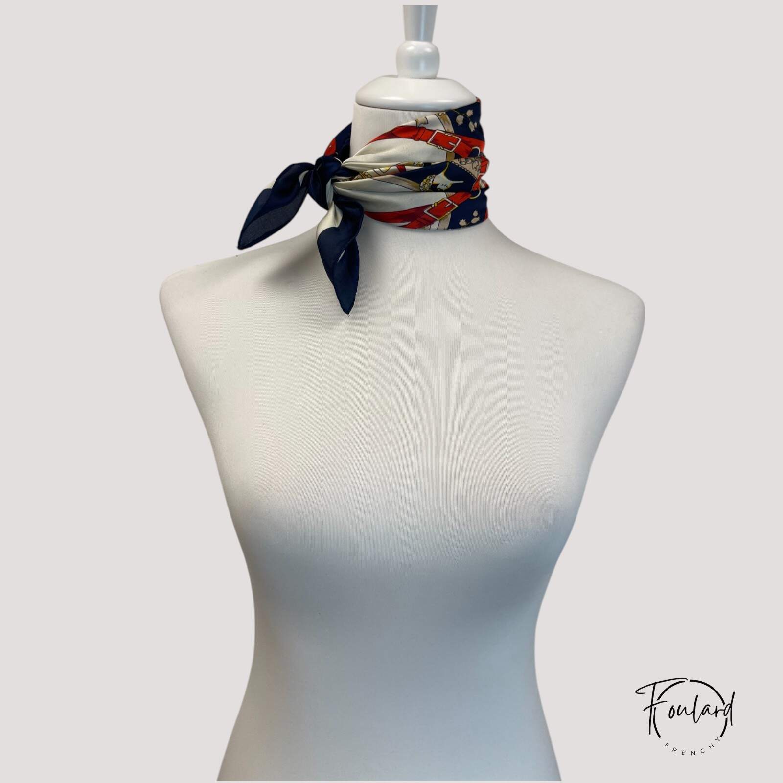 Foulard carré bleu, texture satinée – Image 4