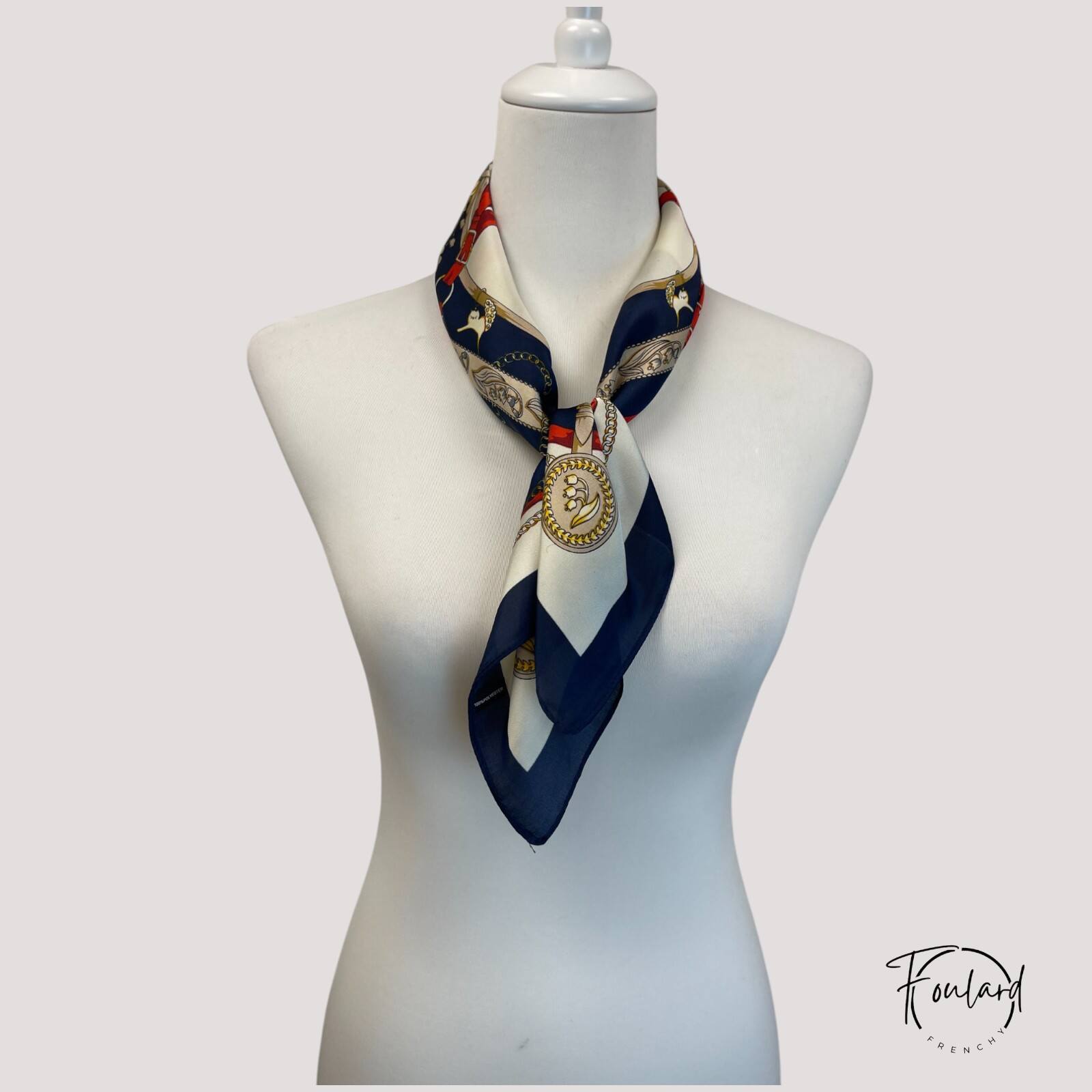 Foulard carré bleu, texture satinée – Image 5